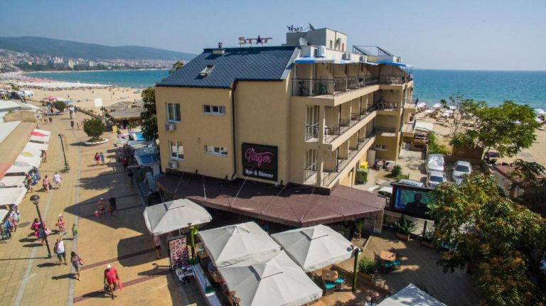 Vista aérea del Hotel Star con restaurante Ginger Bar frente a la playa de Sunny Beach, Bulgaria