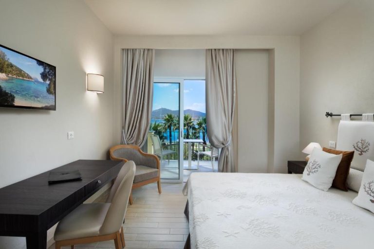 Habitación doble con cama grande y balcón con vistas al mar en Hotel Villa Margherita