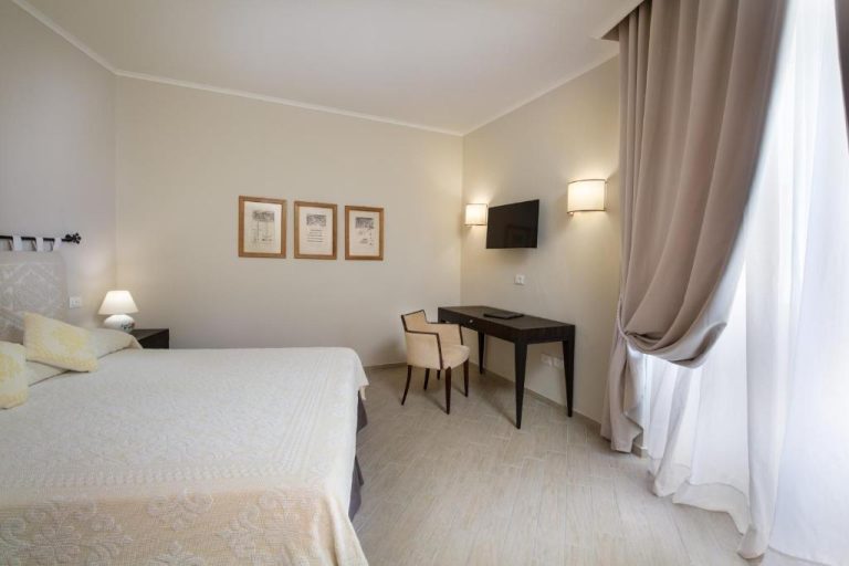 Habitación doble elegante con escritorio y TV del Hotel Villa Margherita en Italia