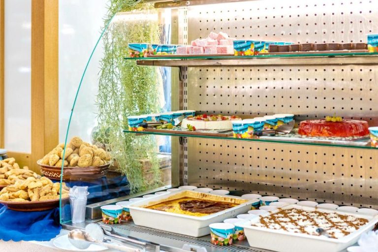 Buffet de postres y dulces del Diamond Hotel Sunny Beach con tartas, gelatinas y helados incluidos