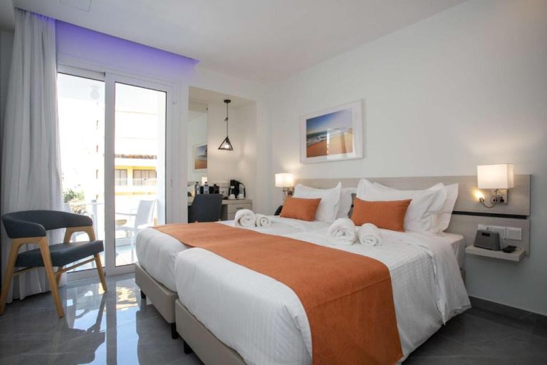 Habitación doble deluxe con cama king size y balcón en Best Western Plus Larco Hotel
