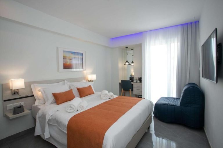 Habitación doble deluxe con cama king size y decoración moderna en Best Western Plus Larco Hotel