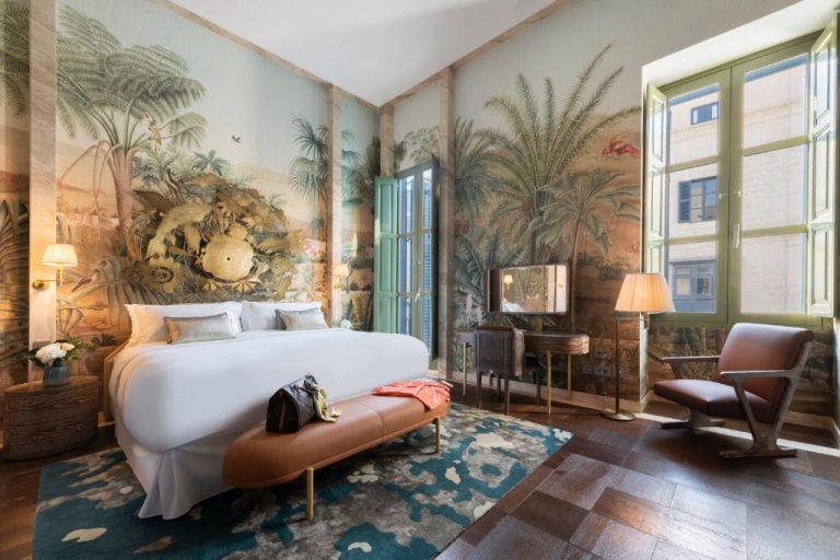 Habitación de lujo con mural tropical pintado a mano en Iniala Valletta, Malta