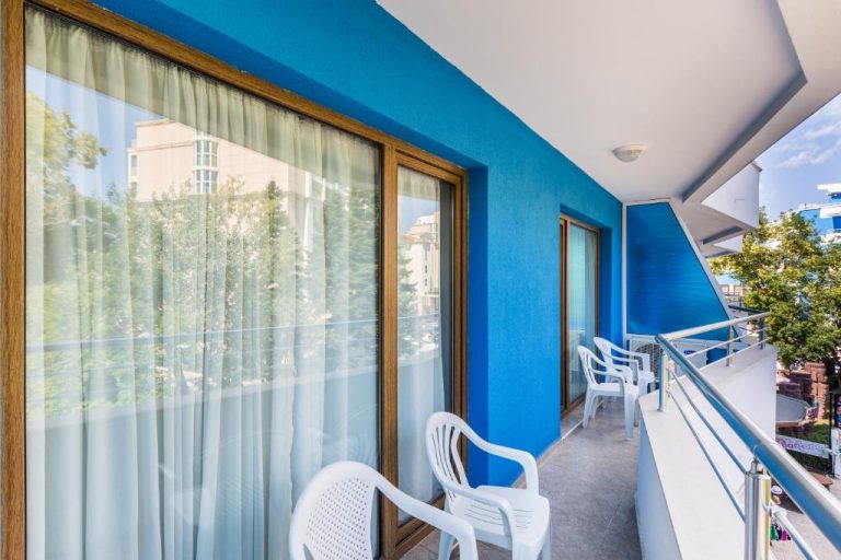 Terraza exterior con sillas blancas y vistas al entorno del Kuban Resort & Aquapark All Inclusive