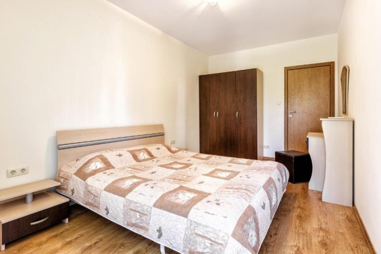 Habitación doble con cama matrimonial y armario de madera en Kuban Resort & Aquapark All Inclusive