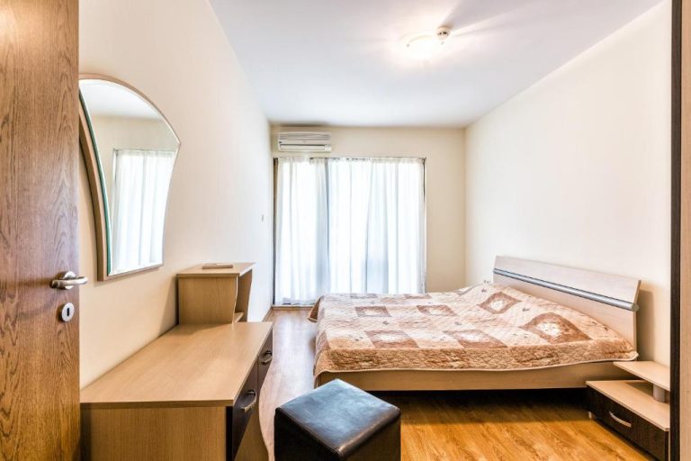 Habitación doble con cama matrimonial, escritorio y aire acondicionado en Kuban Resort & Aquapark