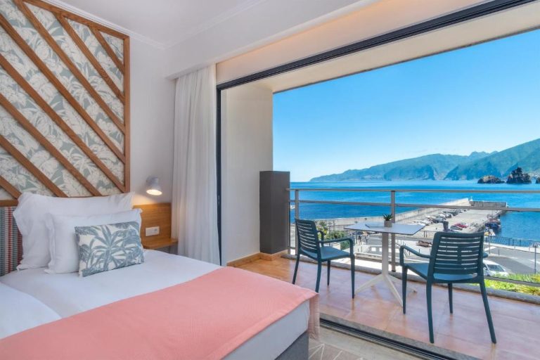 Habitación doble con balcón y vistas al mar del Hotel Aqua Natura Bay en Madeira