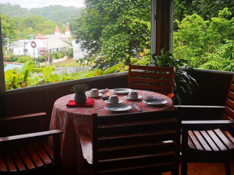 Restaurante con terraza y vista al jardín tropical del Hotel Belvedere en Playa Sámara, Costa Rica
