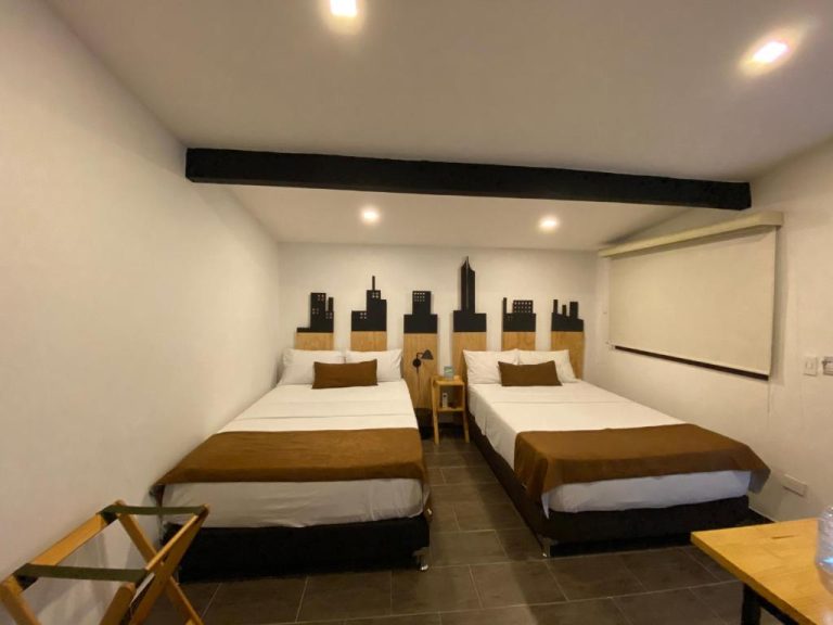Habitación twin con dos camas y decoración urbana en Rivière Boutique Hotel
