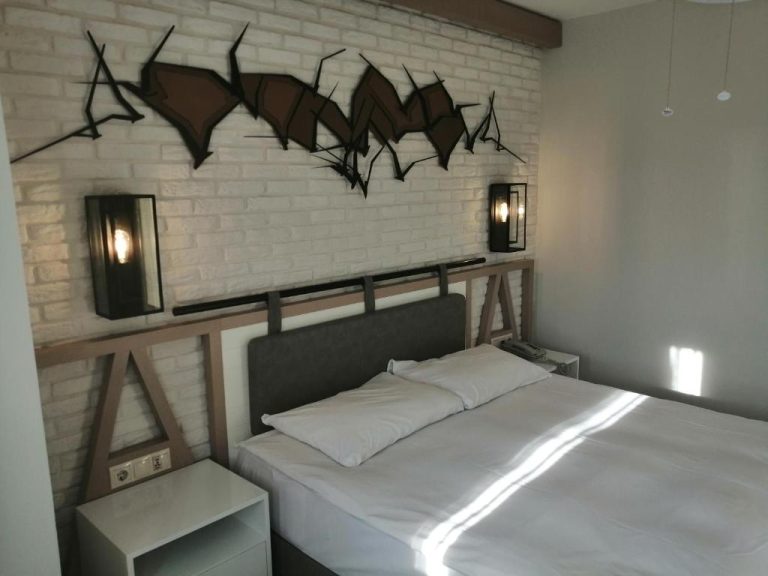 Habitación doble con decoración industrial y arte urbano en Limak Arcadia Sport Resort Belek