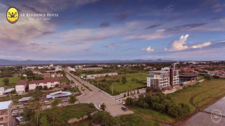 Vista aérea del SR Residence Hotel con sus instalaciones modernas y entorno urbano en Tailandia