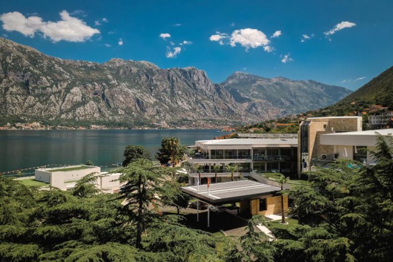 Vista aérea del Hyatt Regency Kotor Bay Resort con la bahía de Kotor y montañas al fondo