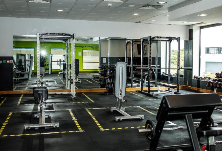 Gimnasio completamente equipado con máquinas de pesas y racks en el Athlone Springs Hotel