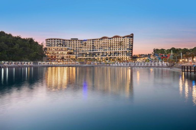 Vista nocturna del Mylome Luxury Hotel & Resort Ultra All Inclusive reflejado en el mar al atardecer