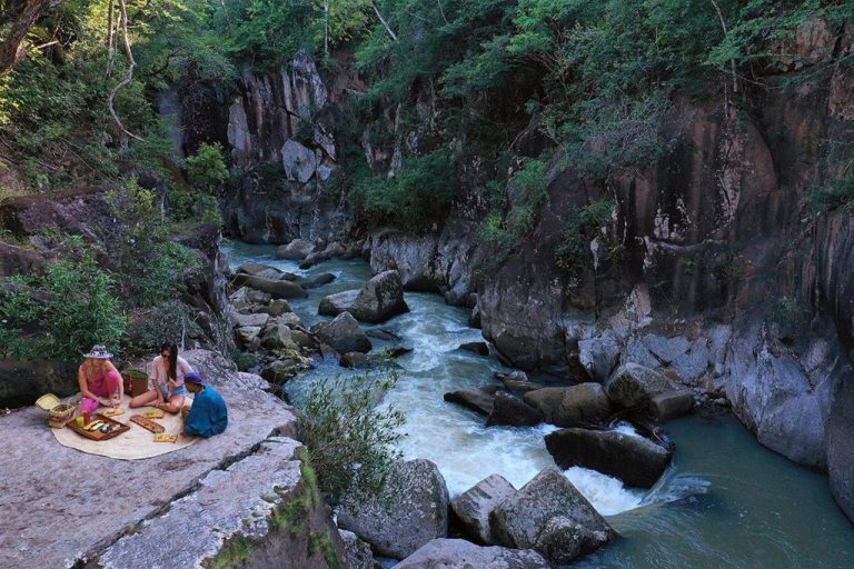 Picnic junto al río turquesa en el cañón natural del Rio Perdido Hotel & Thermal River en Costa Rica