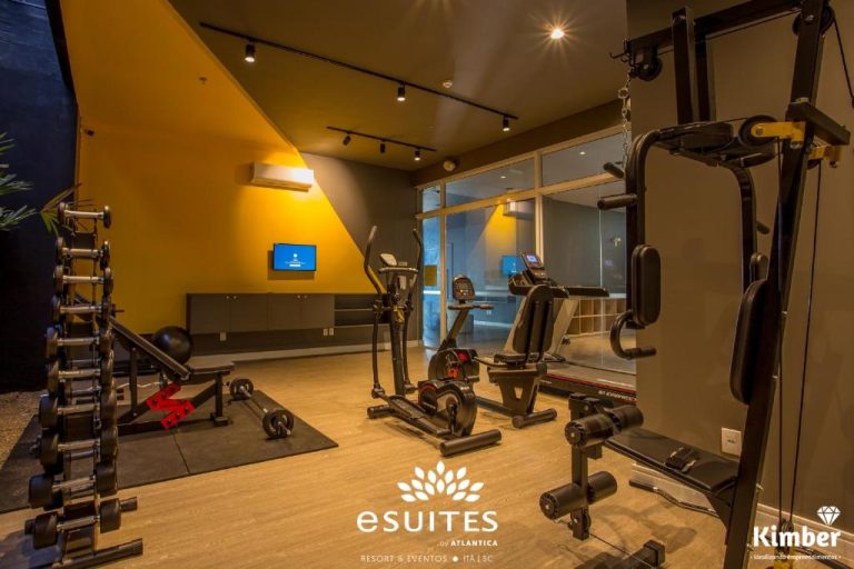 Gimnasio completamente equipado con máquinas cardio y pesas en Grand Suítes Family Resort Itá SC