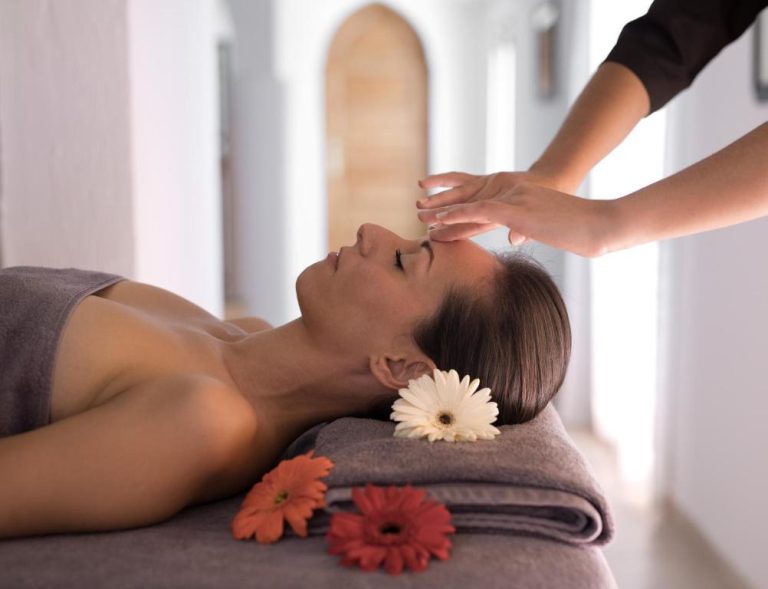 Tratamiento de masaje facial relajante en el spa del hotel Les Jardins De La Médina