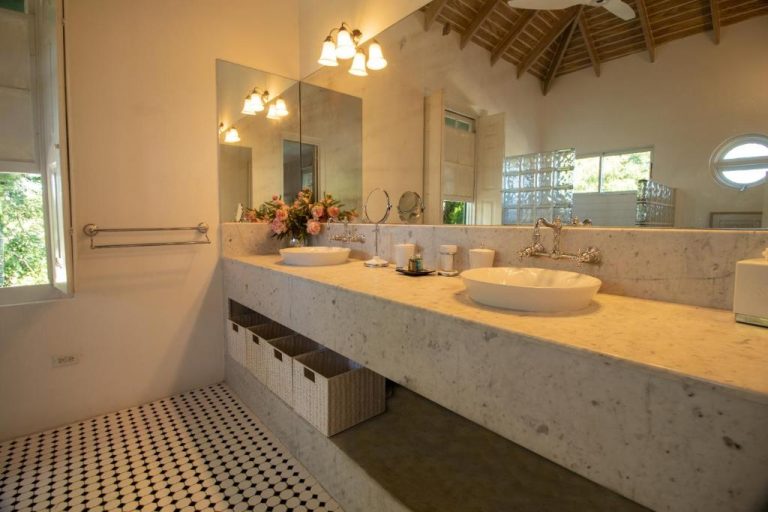 Baño de lujo con doble lavabo sobre encimera de mármol y techo de madera en Sweetfield Manor