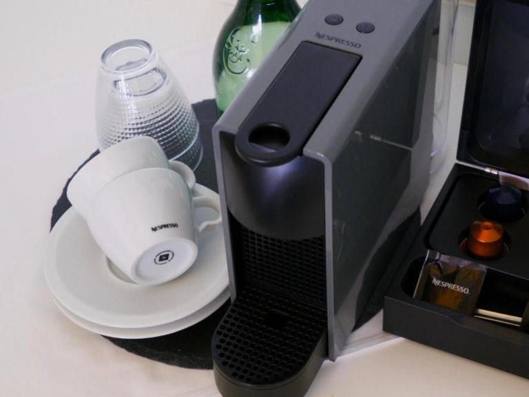 Cafetera Nespresso con tazas y cápsulas en las instalaciones del hotel The Bahi Villa Adults Only