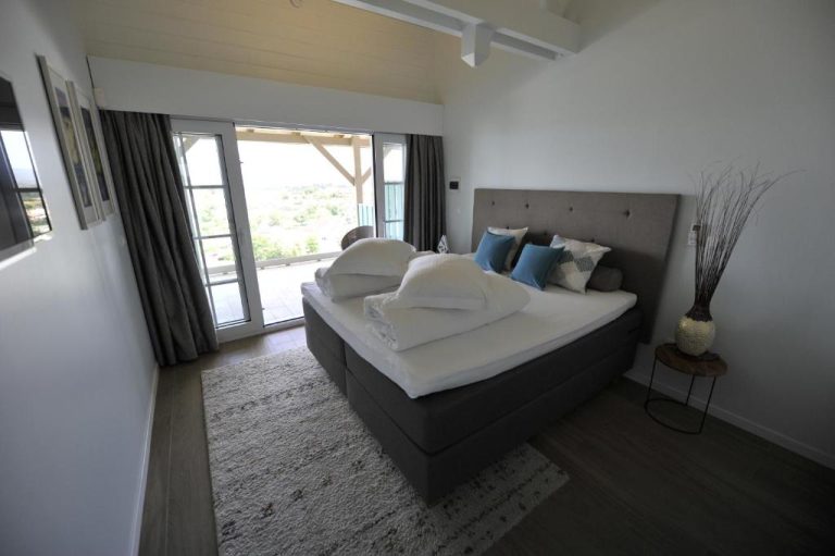 Habitación doble con cama king size y terraza con vistas en The Bahi Villa Adults Only