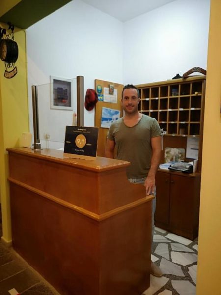 Recepción del Hotel Ilios and Irene con puntuación 9,1 en Booking.com y amable personal