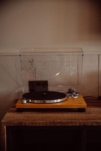 Tocadiscos vintage de madera con tapa acrílica en el salón del Glasson Lakehouse