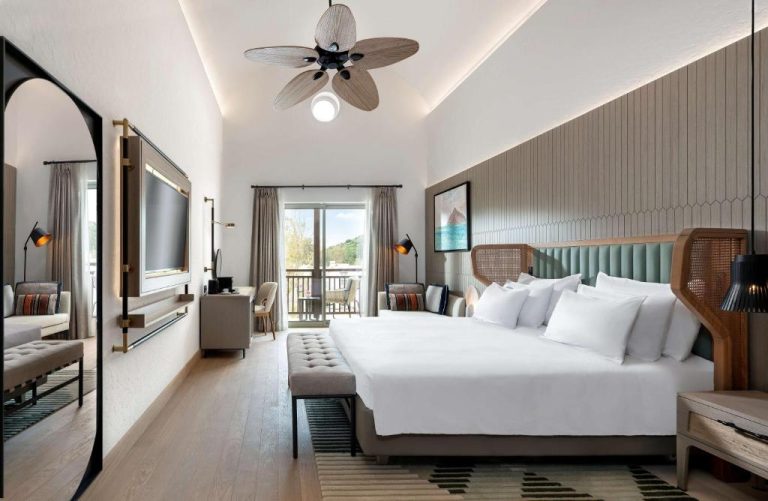 Habitación king deluxe con cama doble y terraza en Radisson Collection Hotel Bodrum