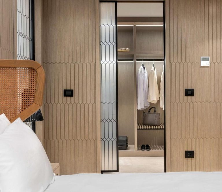 Habitación de lujo con vestidor integrado y cabecero de ratán en Radisson Collection Hotel Bodrum