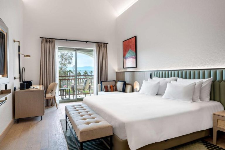 Habitación deluxe con cama king size y terraza con vistas al mar en Radisson Collection Hotel Bodrum