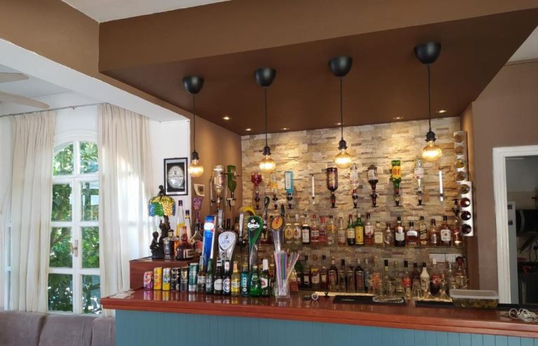 Bar completo con amplia selección de bebidas y cervezas de barril en Sea N Lake View Hotel Apartments