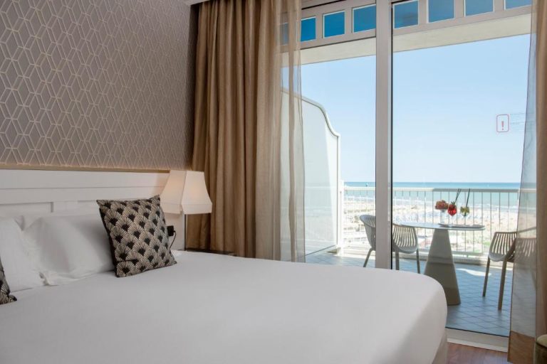 Habitación doble con cama king y balcón con vistas al mar en Savoia Hotel Rimini