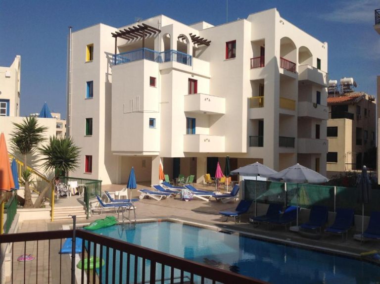 Piscina exterior con tumbonas y sombrillas del Sea N Lake View Hotel Apartments en Chipre