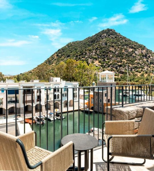 Terraza con sillas y vistas al puerto deportivo y montaña del Radisson Collection Hotel Bodrum