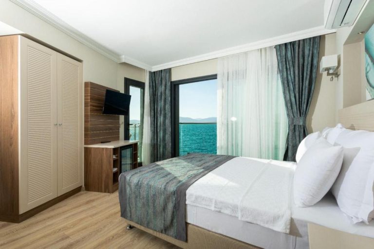 Habitación doble con cama king y vistas al mar turquesa en Güllük Yalı Boutique Otel