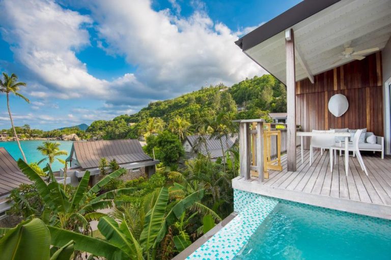 Villa con piscina privada y terraza con vistas al mar tropical en CaranaBeach Hotel Seychelles