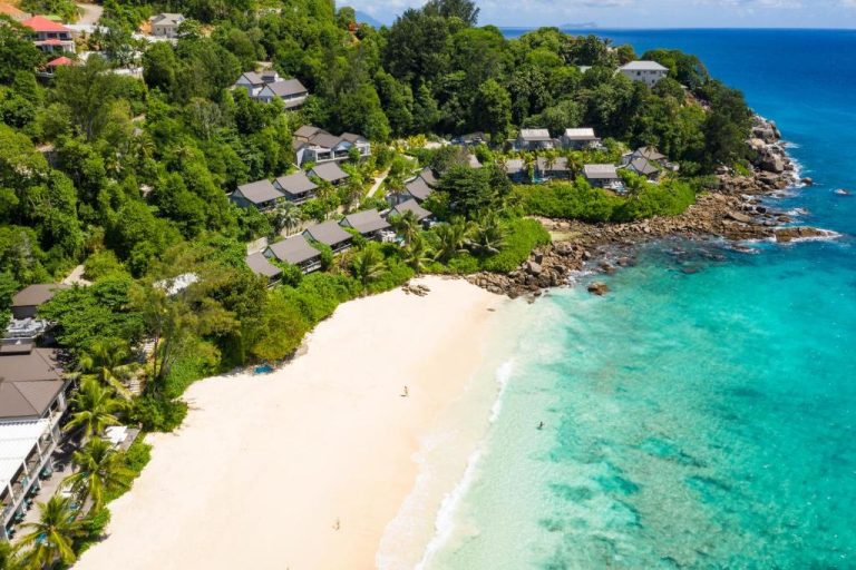 Vista aérea del Hotel Carana Beach con playa de arena blanca y aguas turquesas en Seychelles