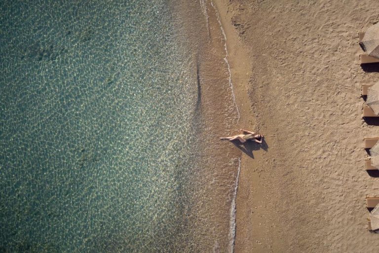 Vista aérea de la playa privada del Lesante Blu Adults Only con aguas cristalinas turquesas en Zakynthos
