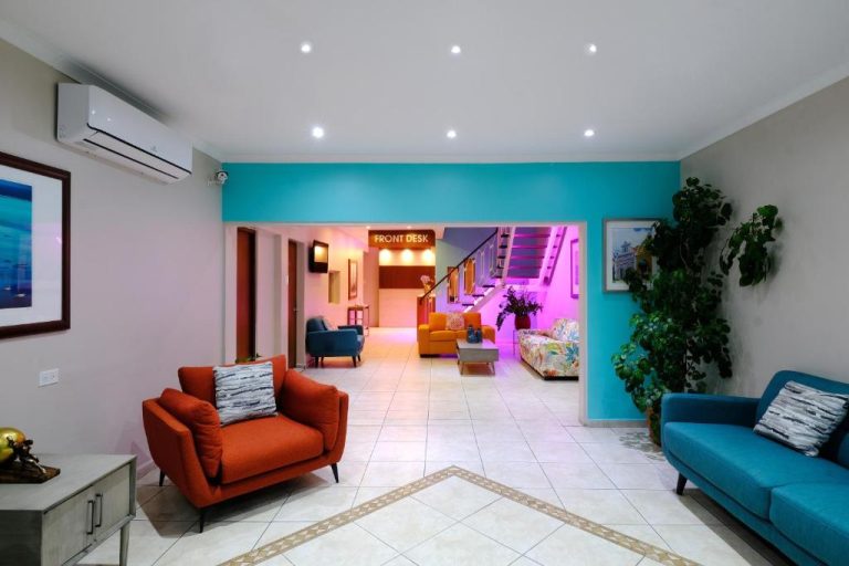 Recepción y lobby colorido del Victoria City Hotel con sofás y zona de espera moderna