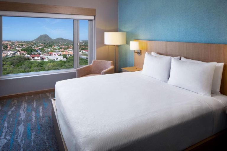Habitación king con vista panorámica a la ciudad y montañas en Hyatt Place Aruba Airport