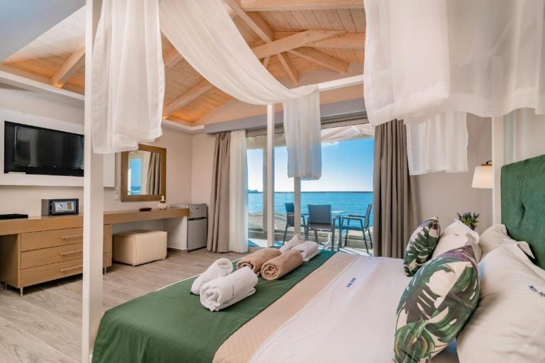 Habitación doble con dosel y vista panorámica al mar en Crystal Beach Hotel