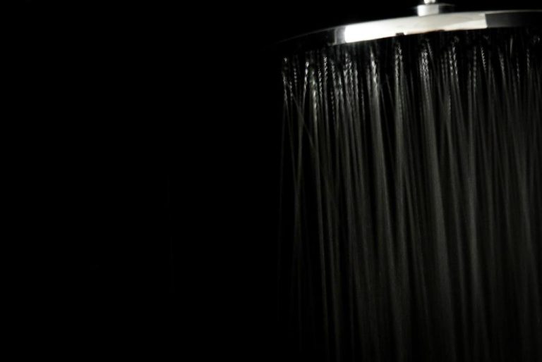 Ducha de efecto lluvia con acabados en cromo del spa del Fierro Hotel Buenos Aires