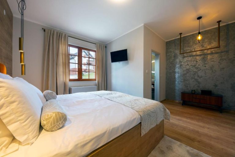 Habitación doble de lujo con cama king size y decoración moderna en Plitvice Village