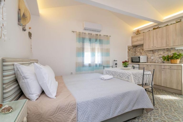 Habitación estudio con cama doble y cocina americana en Kokkinos Studios With Pool & Sea View by ZanteWize