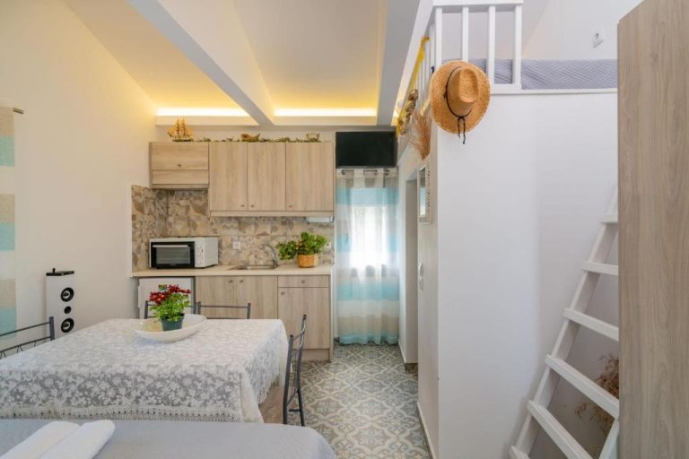 Estudio con cocina equipada, mesa comedor y cama litera en Kokkinos Studios With Pool & Sea View Zante