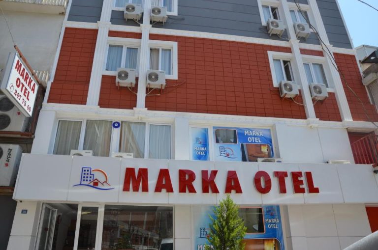 Fachada exterior del Marka Otel con señalización en rojo y unidades de aire acondicionado