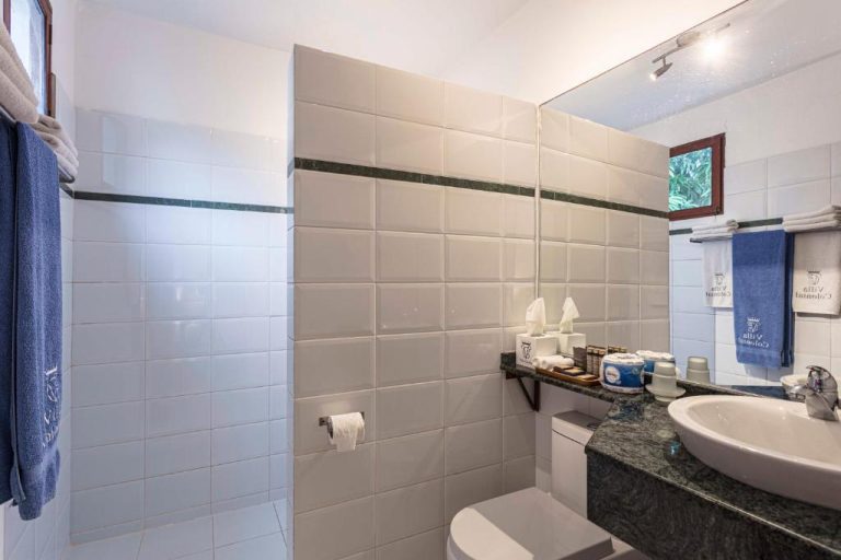 Baño privado con ducha, lavabo de mármol y amenities del Hotel Villa Colonial