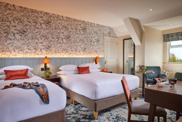Habitación twin de lujo con dos camas y decoración floral elegante en el Hodson Bay Hotel
