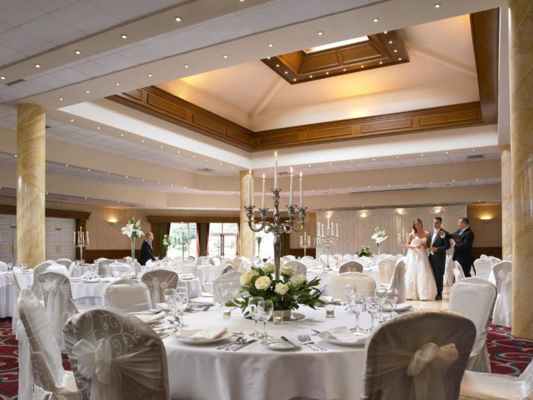 Salón de banquetes elegante para bodas en el Hodson Bay Hotel con mesas decoradas y candelabros