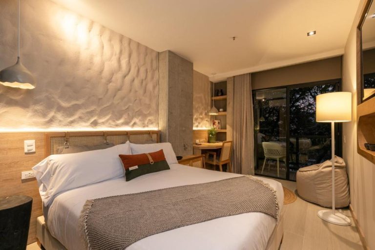Habitación doble con decoración moderna y pared texturizada en el Landmark Hotel, con terraza exterior