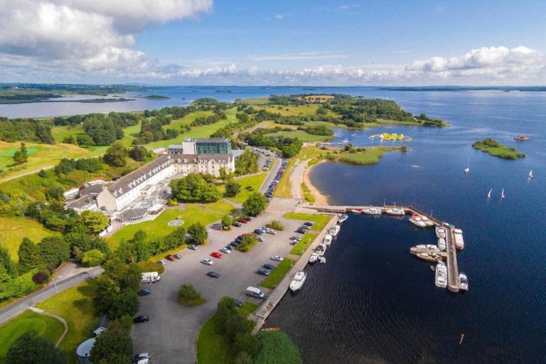 Vista aérea del Hodson Bay Hotel con marina, embarcadero y lago en Athlone, Irlanda